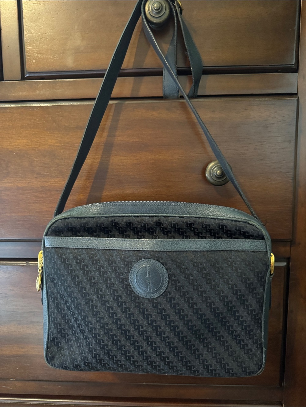 VTG Gucci crossbody messenger Bag with gold GG charm attached